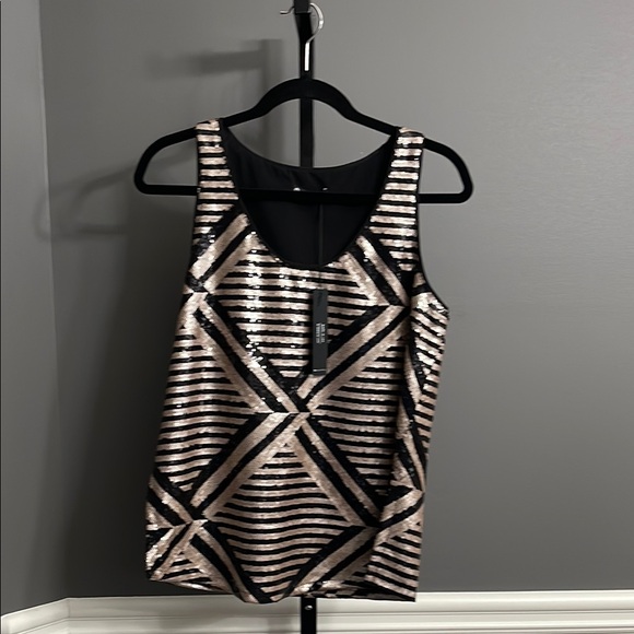 Krisa Tops - NWT, Krisa Sequin Geometric Black and Gold Top